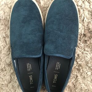 TOMS women’s 8.5, in great condition
